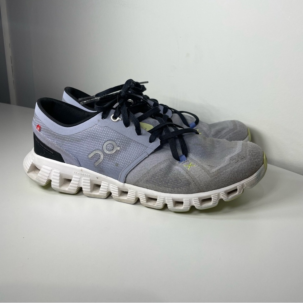 On Running Women's lavender and White Sneakers